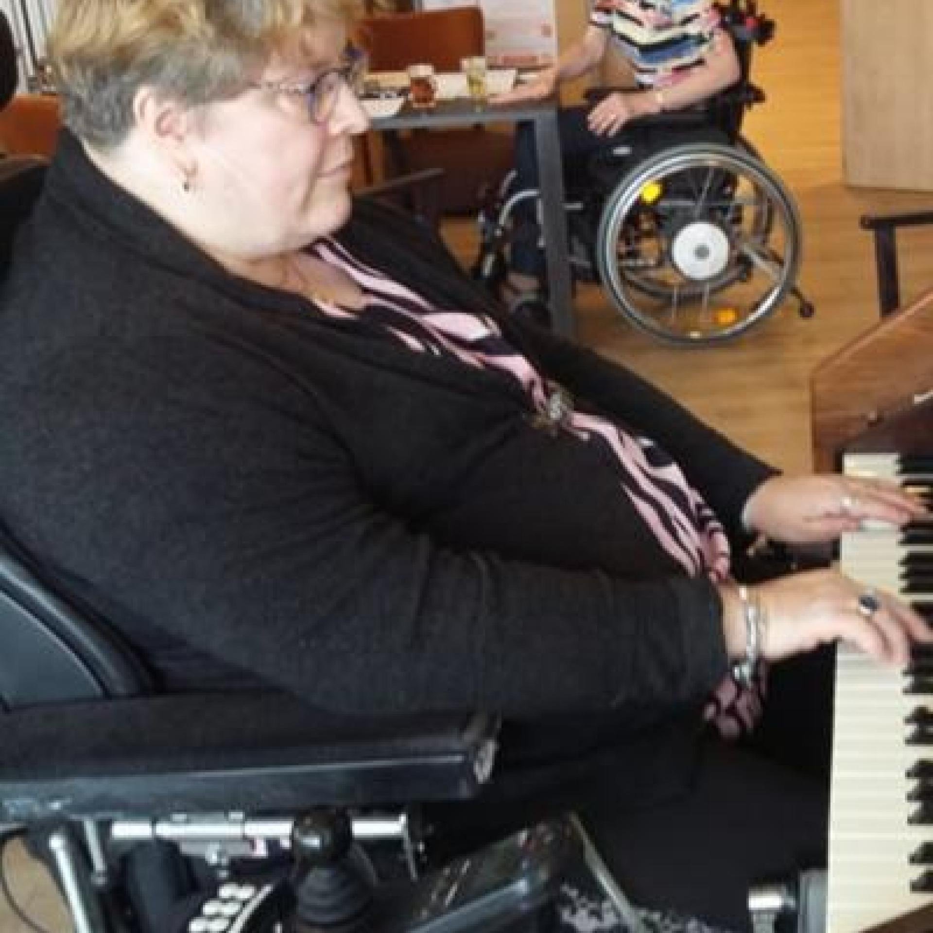 Afbeelding: foto van Wilma Groeneveld die in het wooncentrum het orgel bespeelt